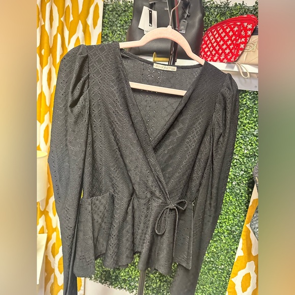 Active USA Elegant Black Knit Top - Picture 1 of 3